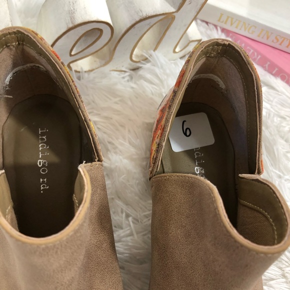 Indigo women booties size 6 tan color - Picture 7 of 8